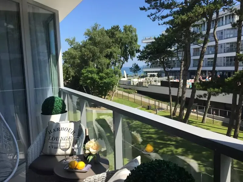 Balkontisch mit Rosen und Blick ins Grüne