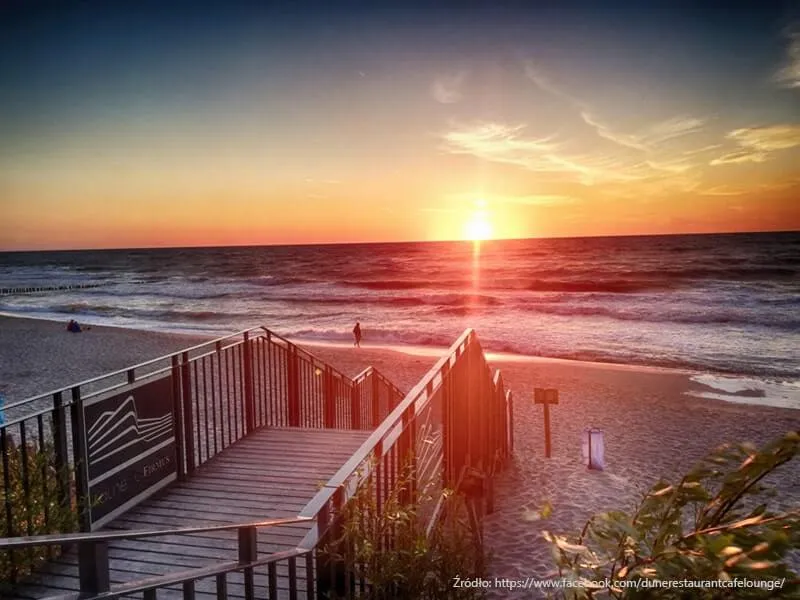 Sonnenuntergang über der Ostsee mit Strandweg