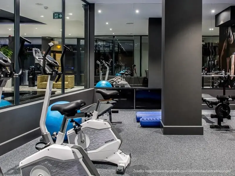 Fitnessraum mit Geräten