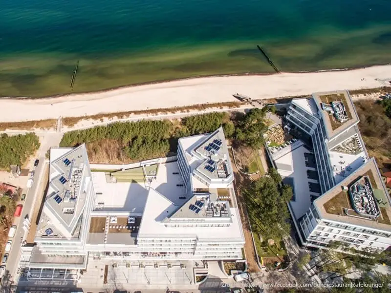 Luftaufnahme des Dune Beach Resort zwischen Dünen und Ostsee