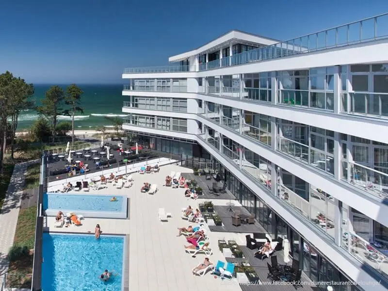 Außenpool und Terrasse des Resorts